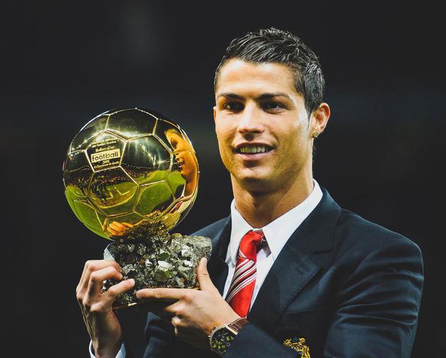 杨瀚森强打篮下造成犯规 两罚全中